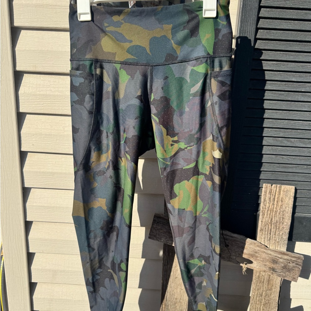 Misses old navy green camo active athletic leggings size large